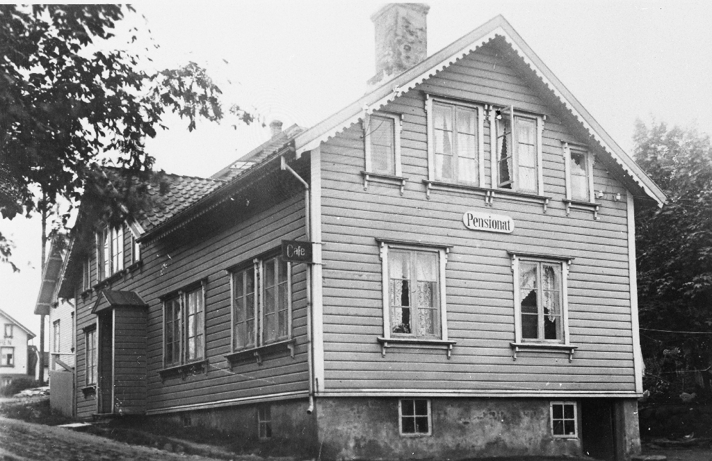 Huset der Maren Thu dreiv pensjonat. Det er bygd ca 1880. I 1938 vart huset flytta inn 3 meter og ombygd Arvid Øglænd eig og driv skotøybutikk her nå (1990). Huset er ombygd fleire gonger.