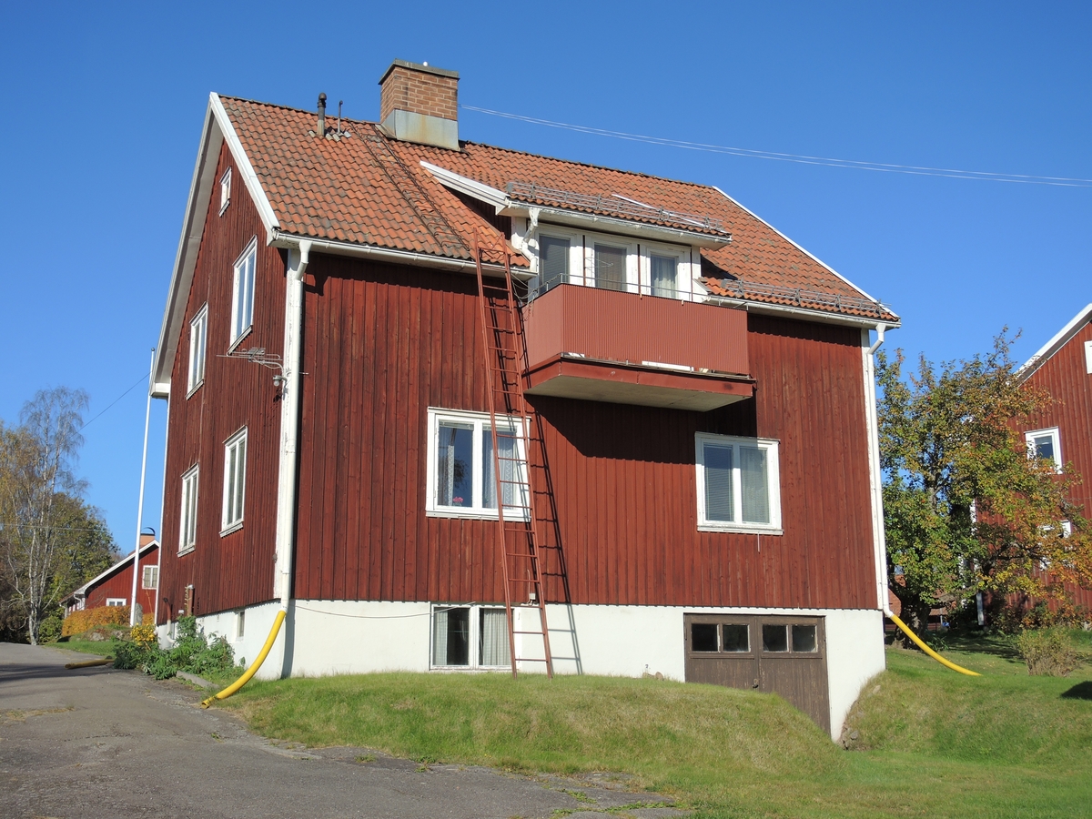 1940-talsvilla i souterräng. Fönster, dörrar och balkongfront sannolikt i originalutförande.