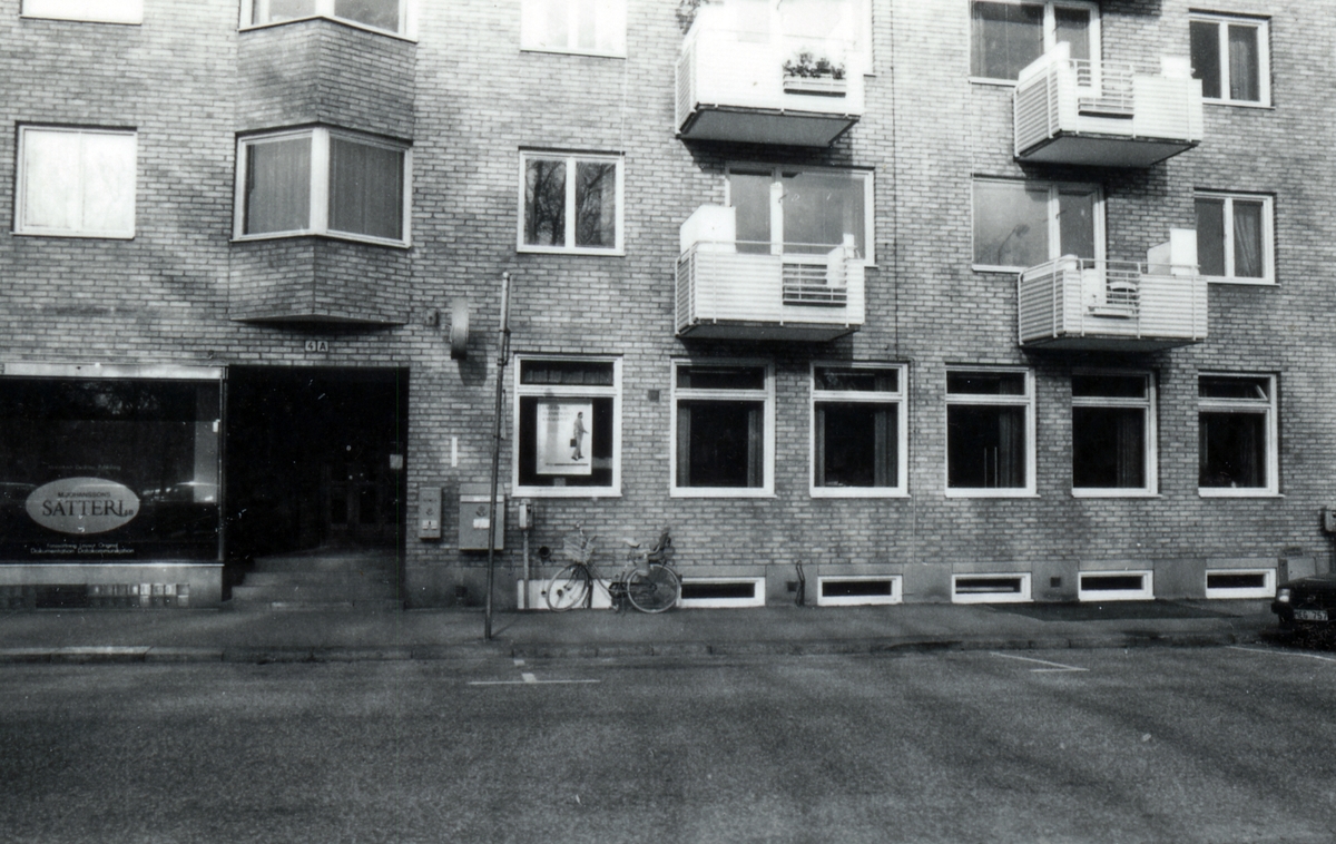 Dokumentation av postkontoret Halmstad 2, Badhusgatan 4, Halmstad. 
Postkontoret upphörde den 30 oktober 1987.