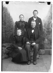 Gruppebilde av Ludvig Lerfald med familie