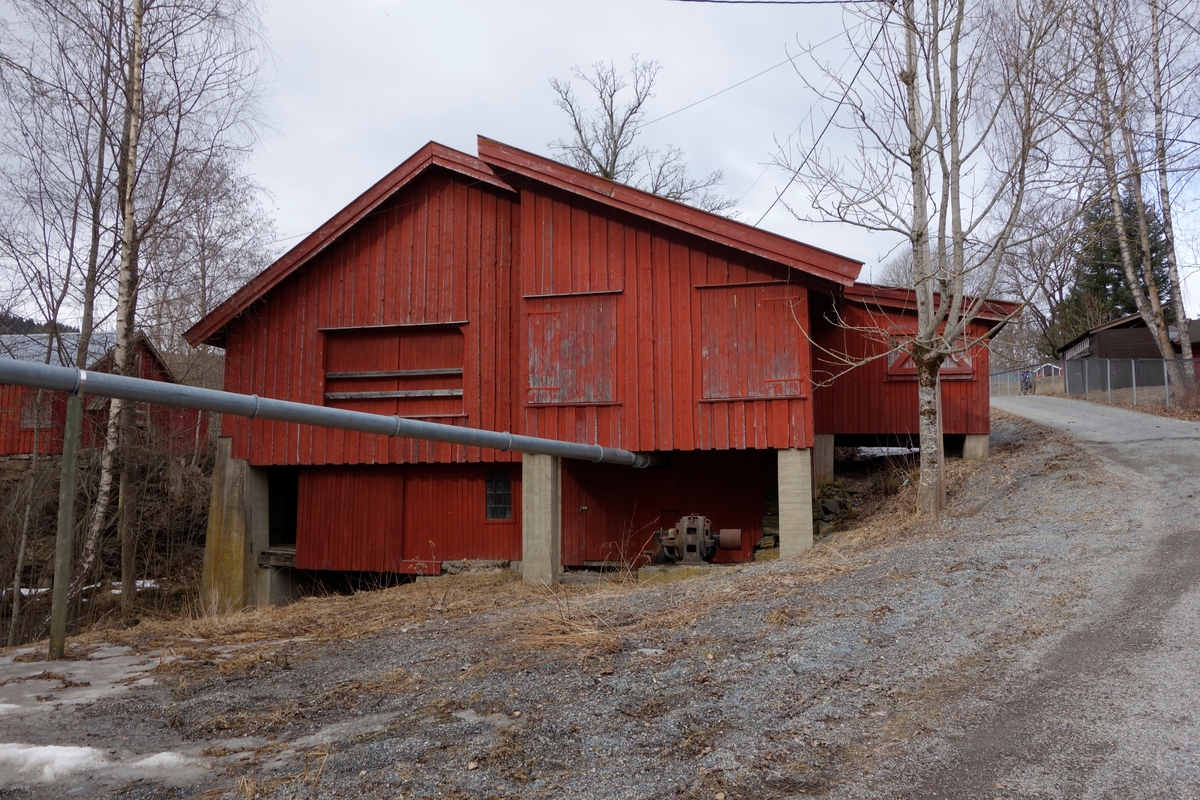 Saghus fra ca. 1860. Sag på stedet fra 1600-tallet. Tilhørt Sem gård. Asker kommune overtok driften i 1919. Del av Asker museum fra 1985.