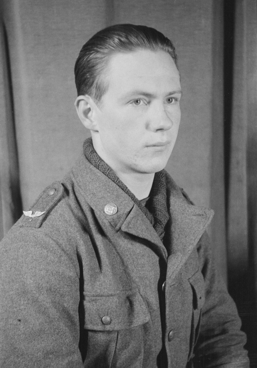 Porträttfoto av soldat Henning Hartung Paul Brithon (nummer 830), vapensmed i Kemijärvi vid F 19, Svenska frivilligkåren i Finland under finska vinterkriget, 1940.