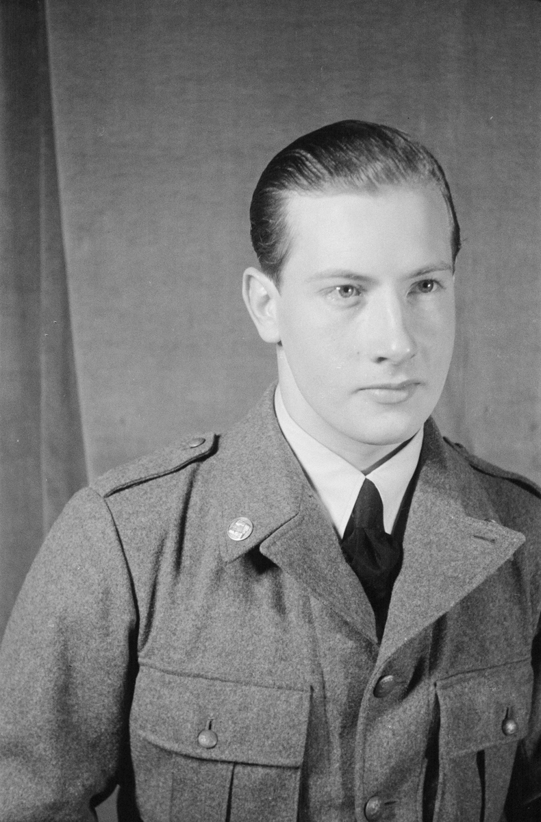 Porträttfoto av sergeant Lars Erik Larsson (nummer 784), mekaniker vid F 19, Svenska frivilligkåren i Finland under finska vinterkriget, 1940.