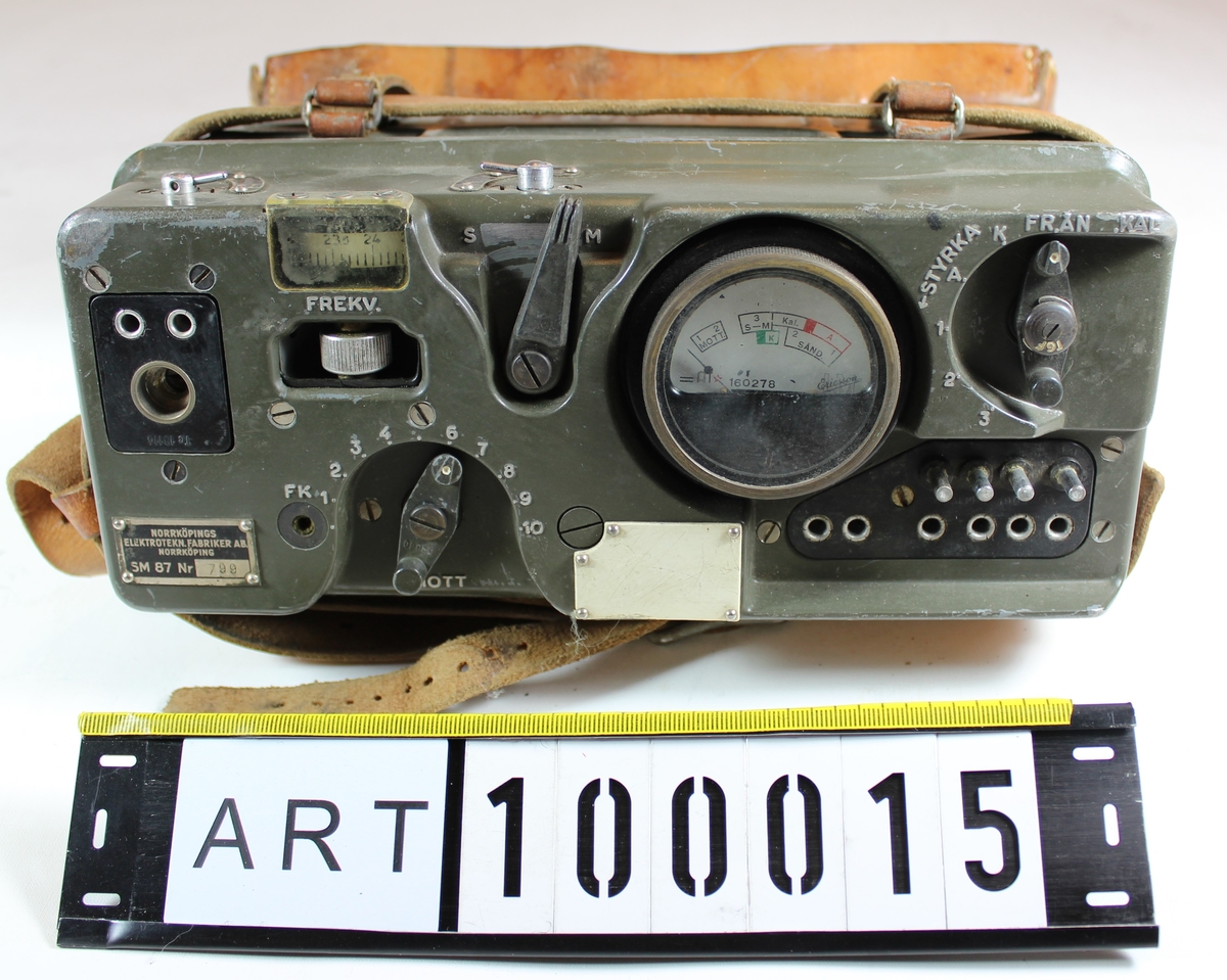 ½ Watts Bärbar Radiostation (½ W Br m/42)

Då försöken med 1/2 W Br fm/41 (försöksmodell) blev lyckade beslöts att starta serietillverkning av 1/2 W Br m/42 som tillverkades i stort antal vid Signalverkstäderna i Sundbyberg.

½ W Br m/42 tilldelades infanteriet för förbindelse på kompaninivå mellan kompanichef – plutonchef.

Radiostationen är uppdelad i två bördor:
Apparatlåda innehållande sändare och mottagare och batterilåda innehållande batterier och tillbehör.

Radiostationens tekniska data:
Sändningsslag:	telefoni (A3) och tontelegrafi (A2)
Antenn:	- stavantenn, som sammanfogas av fem antennstavar
	- matarantenn bestående av två ledare (2,8 m långa) anslutna till en ca. 8 m lång dubbelledare, matarledning, avslutad med en matarantennkontakt
Frekvensomfång:	22 - 28 MHz
Rörbestyckning:	4 st. 1S1, DL22 (M2462-835)
Strömförsörjning:	1 st. anodbatteri 126 V, A126
	2 st. seriekopplade glödströmsbatterier, C1,5a
Beskrivningar:
Instruktion för ½ watts bärbar radiostation m/42 (½ W Br m/42) Del I handhavande. Fastställd av KATD den 3 febr 1943. Dnr MB2/040:4001

Detaljkatalog över radiostation ½ W Br m/42 fastställd KAFT Dnr SiB/040:3007 januari 1944.

Underlag till ”beskrivning” är i huvudsak hämtat ur Försvarets Historiska Telesamlingar
Armén, sammanställning över arméns lätta radiostationer under 1900-talet av
Sven Bertilsson och Thomas Hörstedt (Grön radio).
