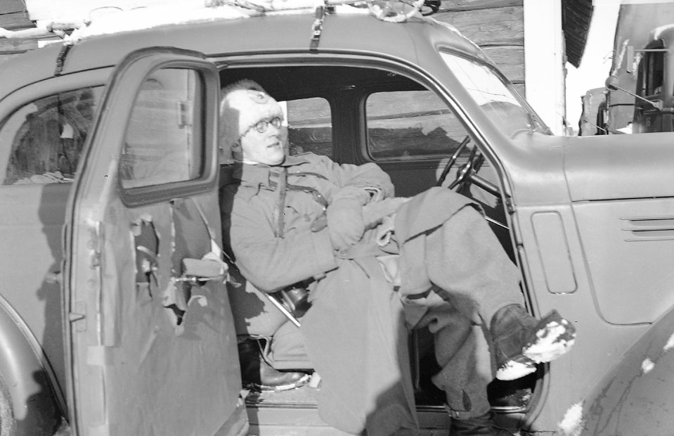 Sergeant under vila i Volvo personbil. Volvon är en PV 51-56 och fotografiet är taget före 1941 då den inte är fyrfärgskamouflage målad. Volvon har en 6-cylindrig EC sidventilsmotor på 86 hk.