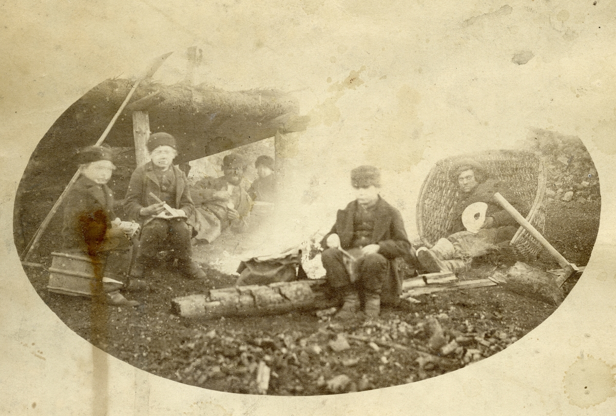 Norberg sn, Norberg, Stora Bråfors.
Kolningsarbetare vid brasa, 1870-talet.