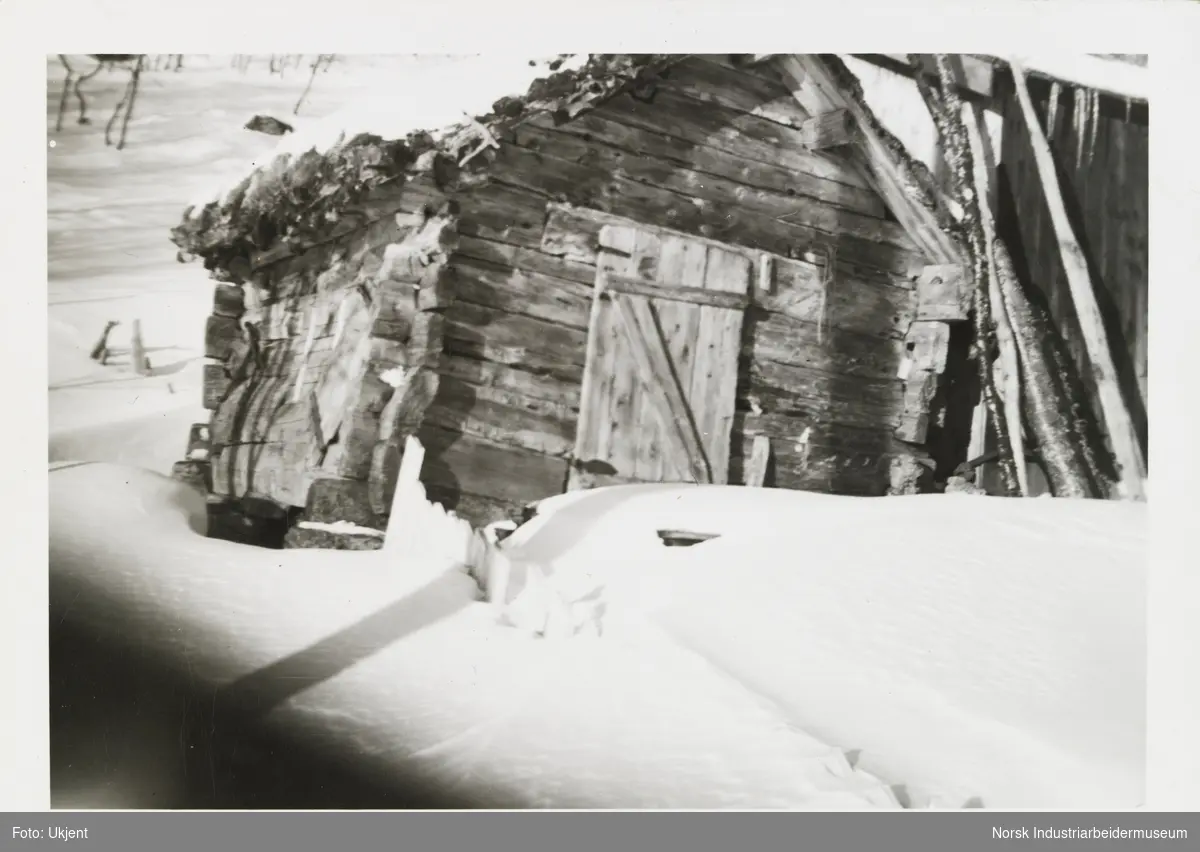 Laftet hytte i snøen på Skinnarland