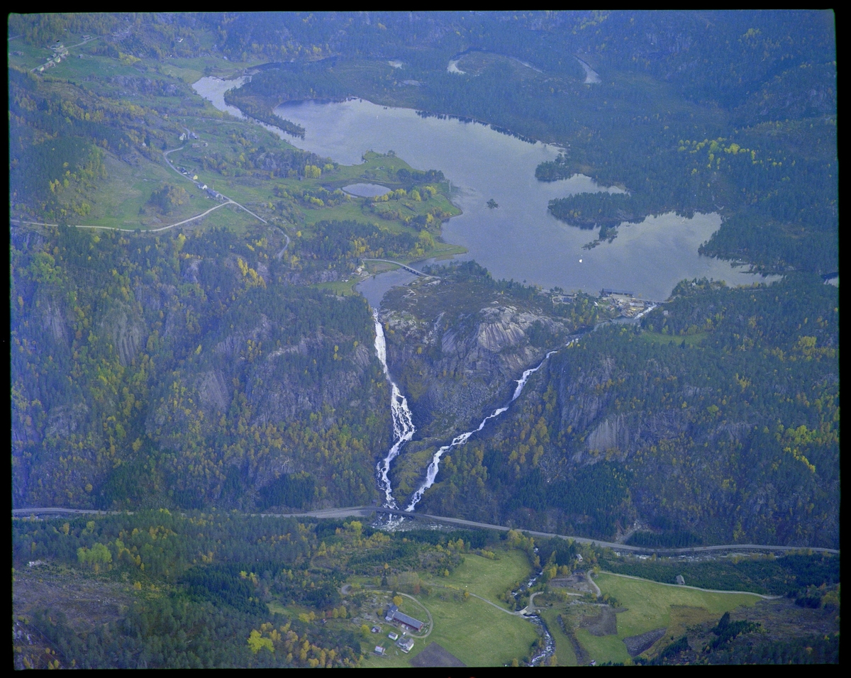 Flyfoto over Låtefossen og Lotevatnet øst for Oddadalen.