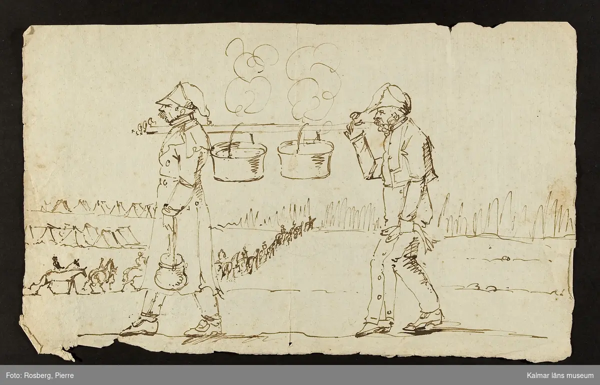 Motiv med 2 män som med hjälp av en trästång emellan sig bär två rykande matkittlar, i bakgrunden ryttare och tält.