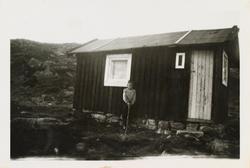 Olav Vågen foran jakthytta Olavsbu i Kvamsfjellet