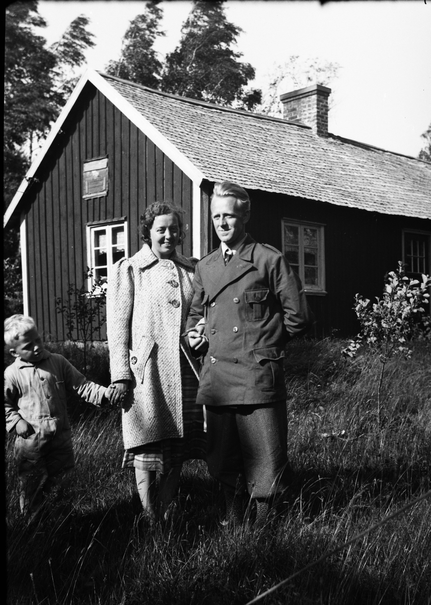 Selma och Arthur Movert med sonen Bo vid bostadshuset på Moa gård där Arthurs bror Karl bodde. Taket är täckt av spån/pärt.