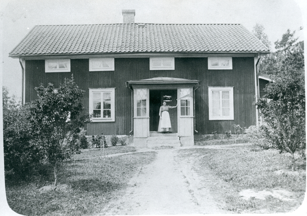 Norrby socken, Sala, Varmsätra. 
Anders Olsgården. Katarina Kristina Andersson, c:a 1917.