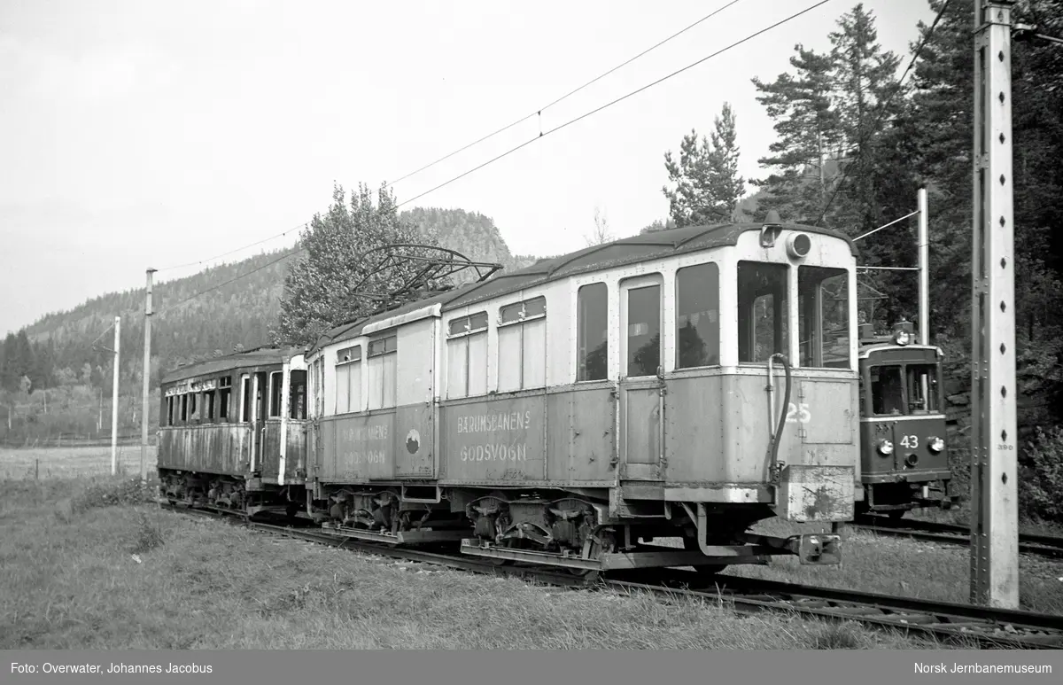 Hensatte / utrangerte vogner på Kolsås stasjon. Bærumsbanens godsmotorvogn nr. 25 (nærmest) og vogn nr. 37
