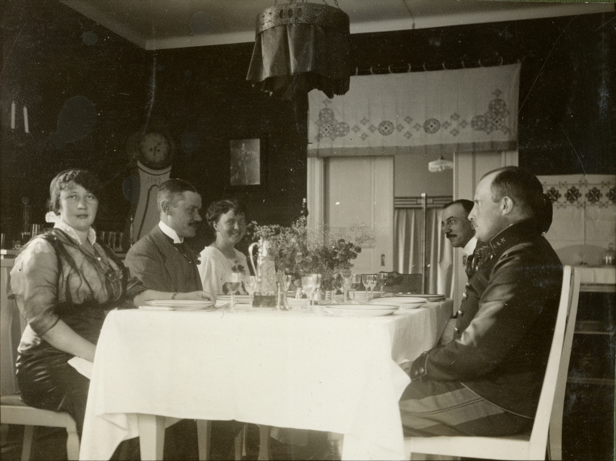 Text i fotoalbum: "Middag i Danderyd sommaren 1915".