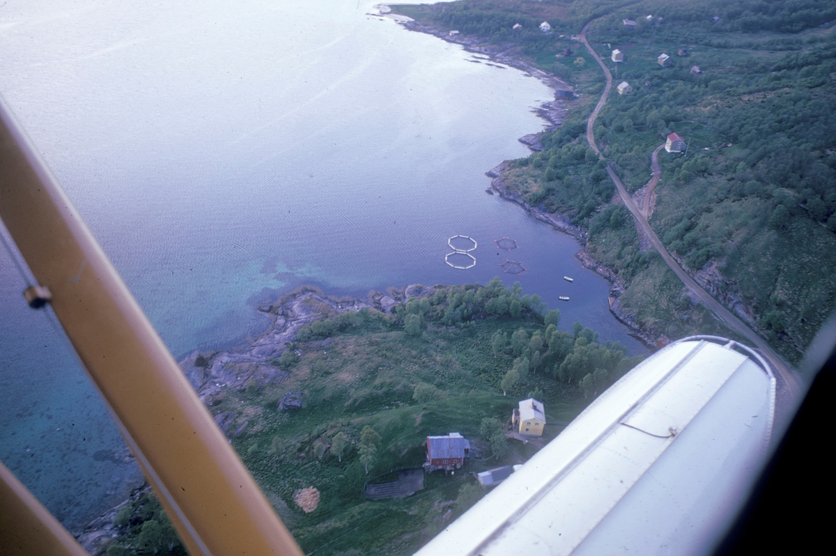 Flyfoto over Grovfjord. Merder på sjøen.