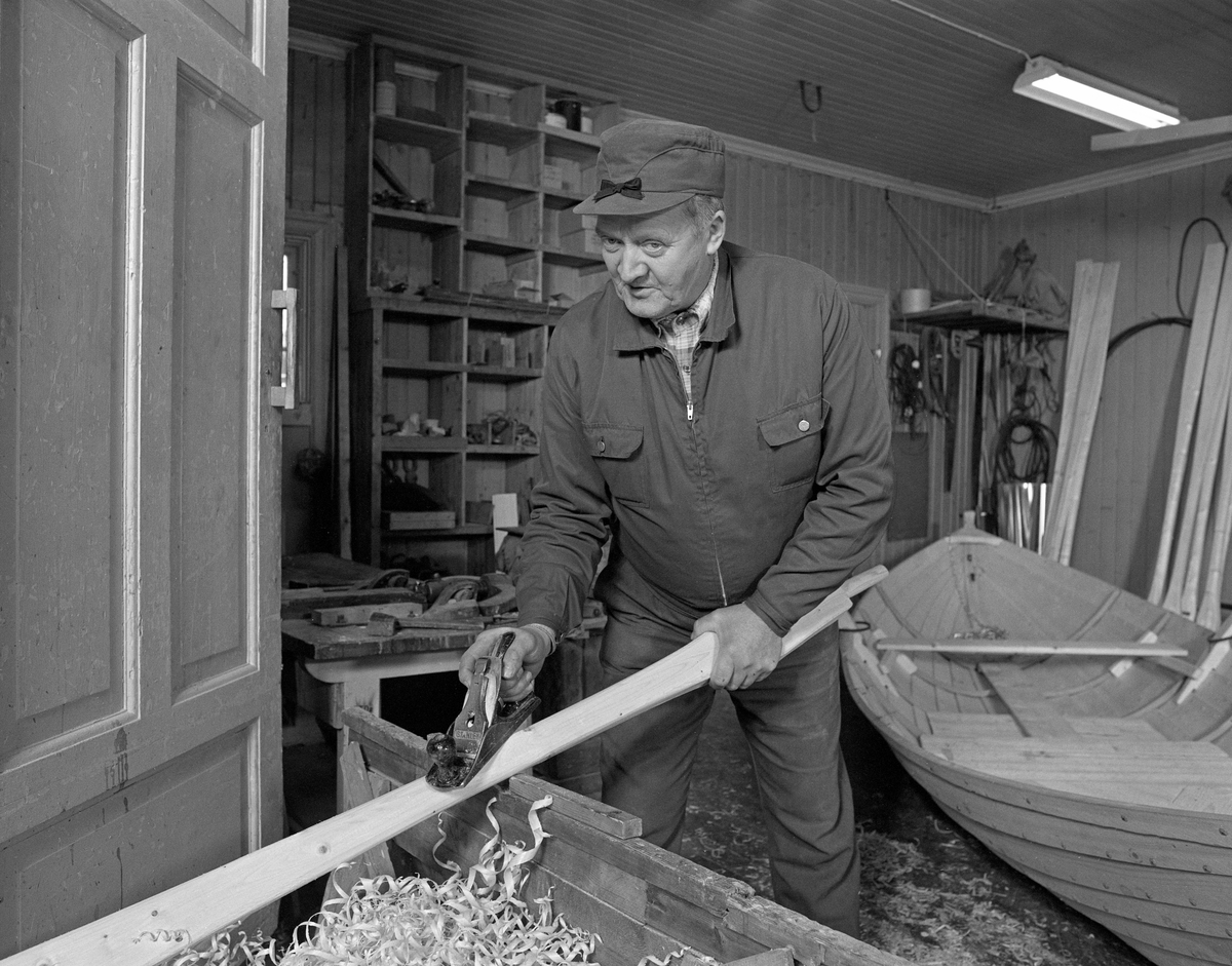 Høvling av årer. Bygging av fløterbåt (Flisa-båt) 5/4-1984. Glomma fellesfløtnings forenings verksted på Flisa.