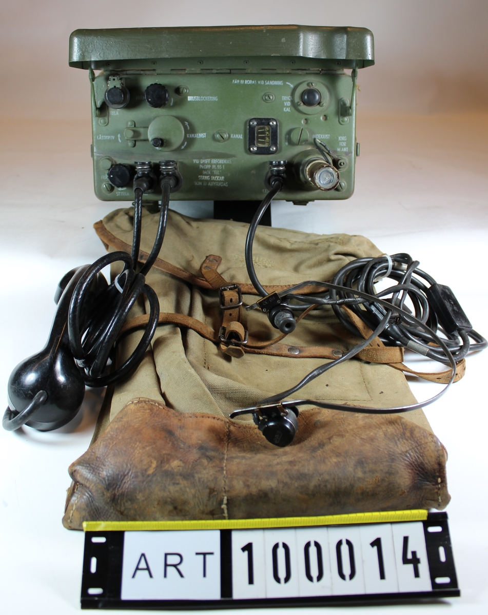 Radiostation 100 (Ra 100), Tc 96100

Historik
Ra 100 är en amerikansk radiostation med beteckning SCR-300, som inköptes efter krigsslutet i Tyskland. Ra100 kom i serieproduktion 1943, antalet apparater som under åren 1948-50 köptes var ca 3000 st. Dessa renoverades vid Signalverkstäderna i Sundbyberg innan de levererades till infanteriförbanden.

Allmänt
Ra 100 var en ultrakortvågsstation avsedd för telefoniförbindelser på kortare avstånd. Den var i första hand avsedd att tjäna som bärbar radiostation med bibehållen förbindelse under förflyttning men kunde även användas monterad i fordon.

Utrustningen bestod av följande delar: apparatlåda med batterikabel, batterilåda med batteri, antenner, handmikrotelefon, hörtelefon, antennströmsindikator och bäranordning.

Radiostationen arbetade inom frekvensområdet 40 – 48 MHz, och kunde avstämmas kontinuerligt inom detta område. En med avstämningsratten förbunden skala graderad i kanaler angav på vilken kanal stationen var inställd. 
Stationen var utförd för frekvensmodulering. Dylik modulering medför den fördelen, att mottagaren är relativt okänslig för störningar. Trafik kan därför ofta upprätthållas även under svåra störningsförhållanden såsom mitt inne i en stad.

Tekniska data:
Sändningsslag;         Telefoni (FM)
Antenneffekt	:            Ca 0,3 W
Antenn:		              Normalantenn 3,25 m lång stav och marschantenn 0,84 m långt spröt.
Räckvidd:	              Ca 6 km.
Frekvensomfång:	      40,0 – 48,0 MHz fördelad på 41 kanaler med 200 kHz kanalseparation.
Moduleringsslag:       Frekvensmodulering.
Kalibrering:	              Kristallkalibrering sker på 43,0 MHz motsvarande kanal 15 samt
                                      47,3 MHz motsvarande mellanrummet mellan kanalerna 36 och 37 
Mottagartyp:               Dubbelsuper 1:a mellanfrekvens 4,3 MHz 2:a mellanfrekvens 2,515 MHz
Strömkälla:	               Batterienhet (specialbatteri) innehållande:
                                          1 st batteri 90 V
                                          1 st batteri 60 V
                                          1 st batteri 4,5 V
 Vikt:	                          Totalt 14,1 kg + batterienheten 6,4 kg

Beskrivningar:
Provisorisk instruktion för radiostation 100 (Ra 100) del I handhavande Fastställd av KAFT SiB/040:3082 den 29/5 1949. Juni 1949

Beskrivning av radiostation 100 (Ra 100) Tc 96100 Del 1951 års upplaga. Fastställd av KAFT SiB/040:3204 den 11/7 1951

Beskrivning av radiostation 100 (Ra 100) Tc 96100 Del II. Fastställd av KAFT SiB/040:4169 1949 års upplaga.

KURIOSA:

Sven Bertilssons kommentar
Ra 100 var den första station jag kom i kontakt med som signalist vid Kungl Värmlands regemente 1954. 
Den fungerade i allmänhet alldeles utmärkt. Svagheten var batteriet och emellanåt gick något rör sönder. 
Som armétekniker och instruktör i reparationstjänst vid Arméns signalskola upplevde jag stationen som mycket driftsäker. Den var lätt att reparera och var ett utmärkt exempel på en sändtagares uppbyggnad. Helt enkelt en genialisk konstruktion för sin tid. 
Den var infanteriets huvudstation i minst 15 år där den efterträdde 2 W Br m/40-42.


Benämningssystem för radiostationer:
I slutet av 1940-talet infördes ett nytt system att benämna bl a arméns radiostationer. 
I stället för uteffekt och modellårsnummer tillkom följande system:
Beteckningssystem för radiostationer
Ra 100-199      Lätta bärbara batteridrivna stationer (förbindelse under marsch)
Ra 200-299      Tunga bärbara generatordrivna stationer (ingen förbindelse under marsch)
Ra 300-399      Stationer som i ej driftklart skick transporteras på fordon
Ra 400-499      Stationer i bandfordon (direkt driftklara).
Ra 500-599      Stationer i personbilar (direkt driftklara).
Ra 600-699      Tyngre stationer monterade i bussar och/eller släpvagnar Ra 700-799		         Fasta stationer
Ra 800-899      Reserv. Ra 8xx blev senare beteckningen för Marinens radiostationer
Ra 900-999      Mottagare

Beteckningen anger:
Första siffran	transportsätt/kraftförsörjning
Andra siffran	viss stationstyp inom den ram som anges av första siffran
Tredje siffran 	utvecklingsnr refererande till stationstyp som anges av andra siffran

Underlag till ”beskrivning” är i huvudsak hämtat ur Försvarets Historiska Telesamlingar
Armén, sammanställning över arméns lätta radiostationer under 1900-talet av
Sven Bertilsson och Thomas Hörstedt (Grön radio).
