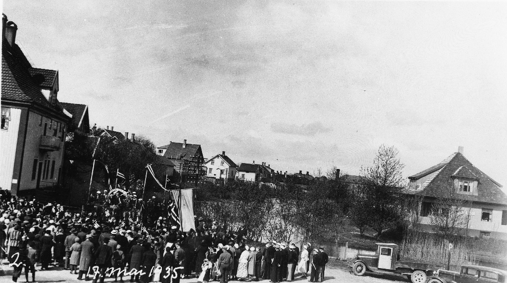 17. mai 1935 på Torget. Alma Tjemsland sitt hus til venstre. Mølledammen og til høgre Bryne Hotel, seinare Gjesteheimen.