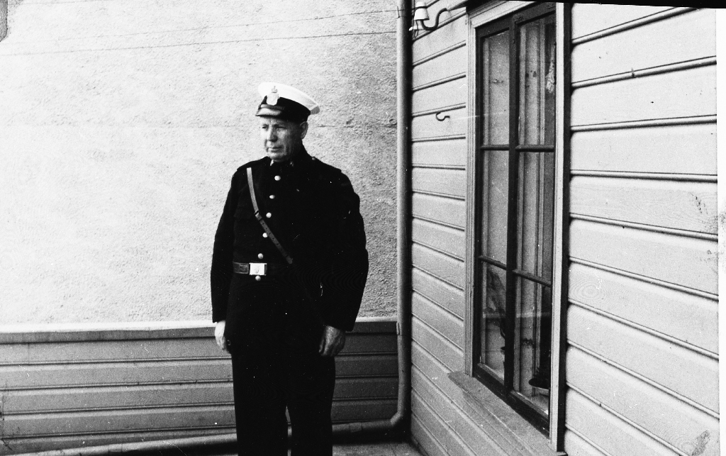 Samuel Njå (1889 - 1978) i politiuniform. Han var "nattkonstabel" - "vektar" på Bryne i fleire år. Han budde i 3. etg. i gamlebygget til Time Sparebank.