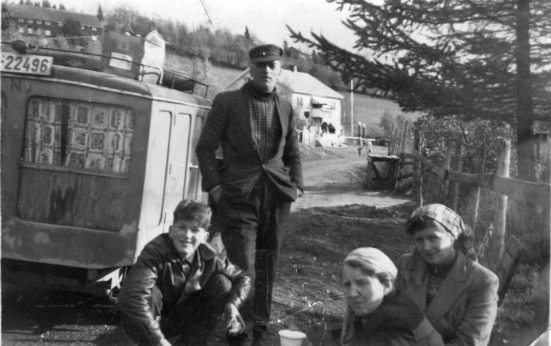 Aksel og Hulda Karlsen med flere foran en 1926 mod. Chevrolet i Gudbrandsdalen ca. 1956.