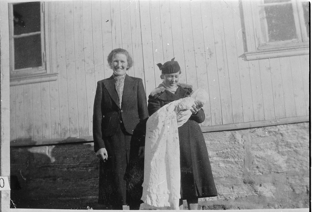 Barnedåp. Dåpsbarnet Kirsten Eidal med faddere, 1941.
