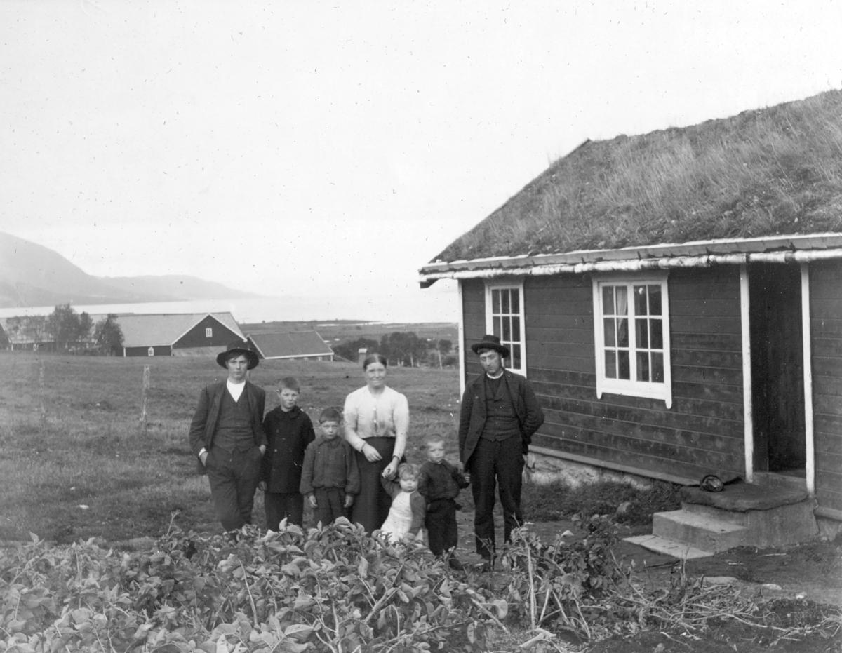 Family at Svaniken, ca 1914.