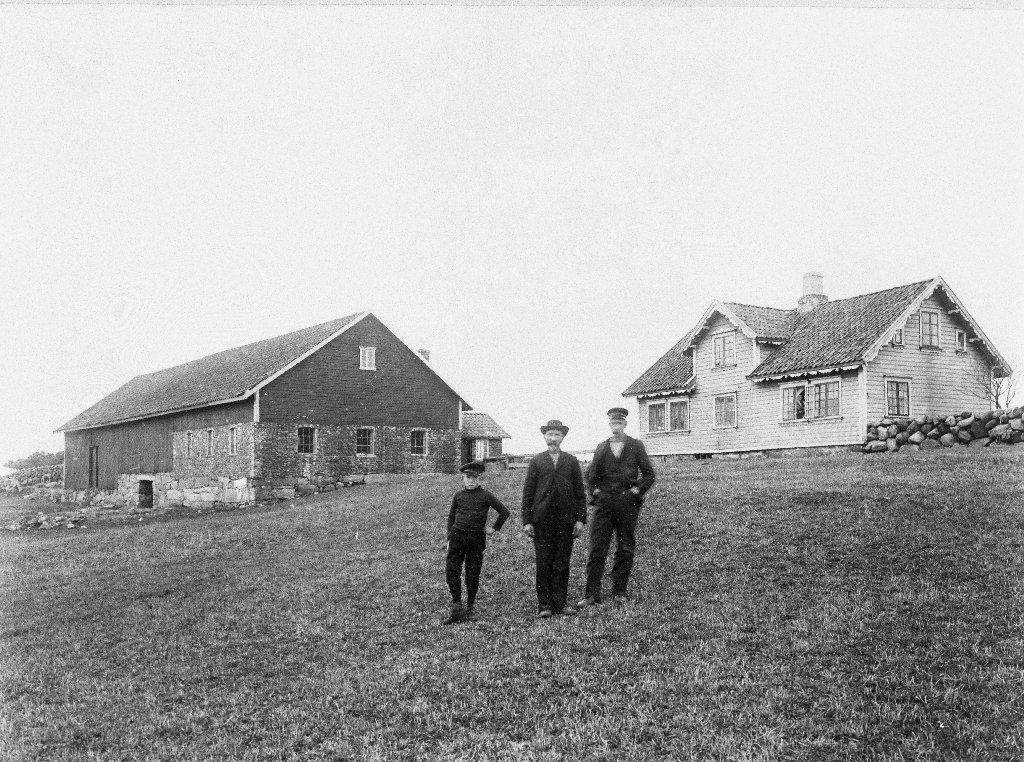 Garden Line med dåverande eigar og to søner. Frå v. Carsten Line (1896 - 1968, )Anfinn Line (1841 - 1912), Gunnar Line (1876 - 1964).
Etter opplysningar av Einar Line frå 1972 (i reg. lista) så vart løebygningen oppført omlag 1905. Våningshuset var opprinneleg eit jærhus med skutar. Huset vart ombygt i 1897/98 og i 1903. I 1933 vart det bygd ark på baksida og innreia 2 salar. I 1949 fekk det nye vindaugo og ny kledning på framsida.
Nå er bygningane rivne (omlag 1980). Jorda er fordelt som tilleggsjord til tre andre bruk.