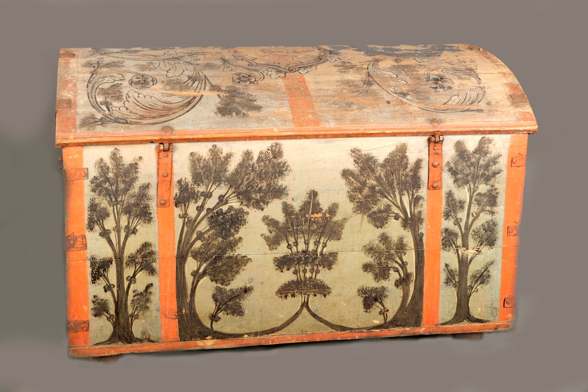 Smalsidene og baksiden dekorert med trær, forsiden med bladornamentikk