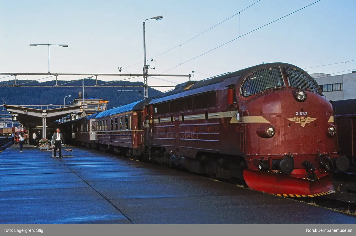 Diesellokomotiv Di 3 633 med dagtoget til Bodø, tog 451, på Trondheim stasjon