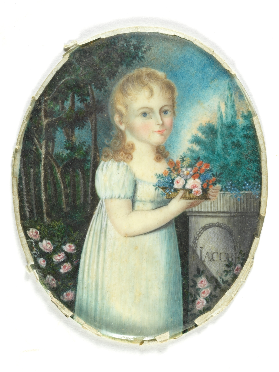 Ung pike, halvfigur, hvit empirekjole, blomster i hånden. Forestiller ant. Charlotte Bergs datter ved minnestøtten til hennes yngste sønn Jacob.