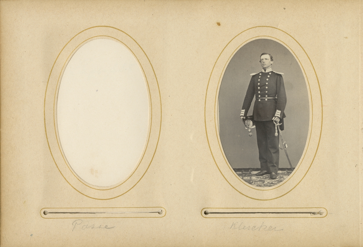Porträtt av Adolf Fredrik Christian af Klercker, underlöjtnant vid Andra livgrenadjärregementet I 5.

Se även bild AMA.0001932, AMA.0001973 och AMA.0009604.