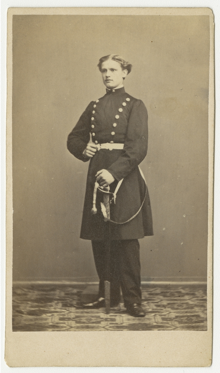Porträtt av Axel Wilhelm Palme, underlöjtnant vid Andra livgrenadjärregementet I 5.

Se även bild AMA.0001941 och AMA.0001981.