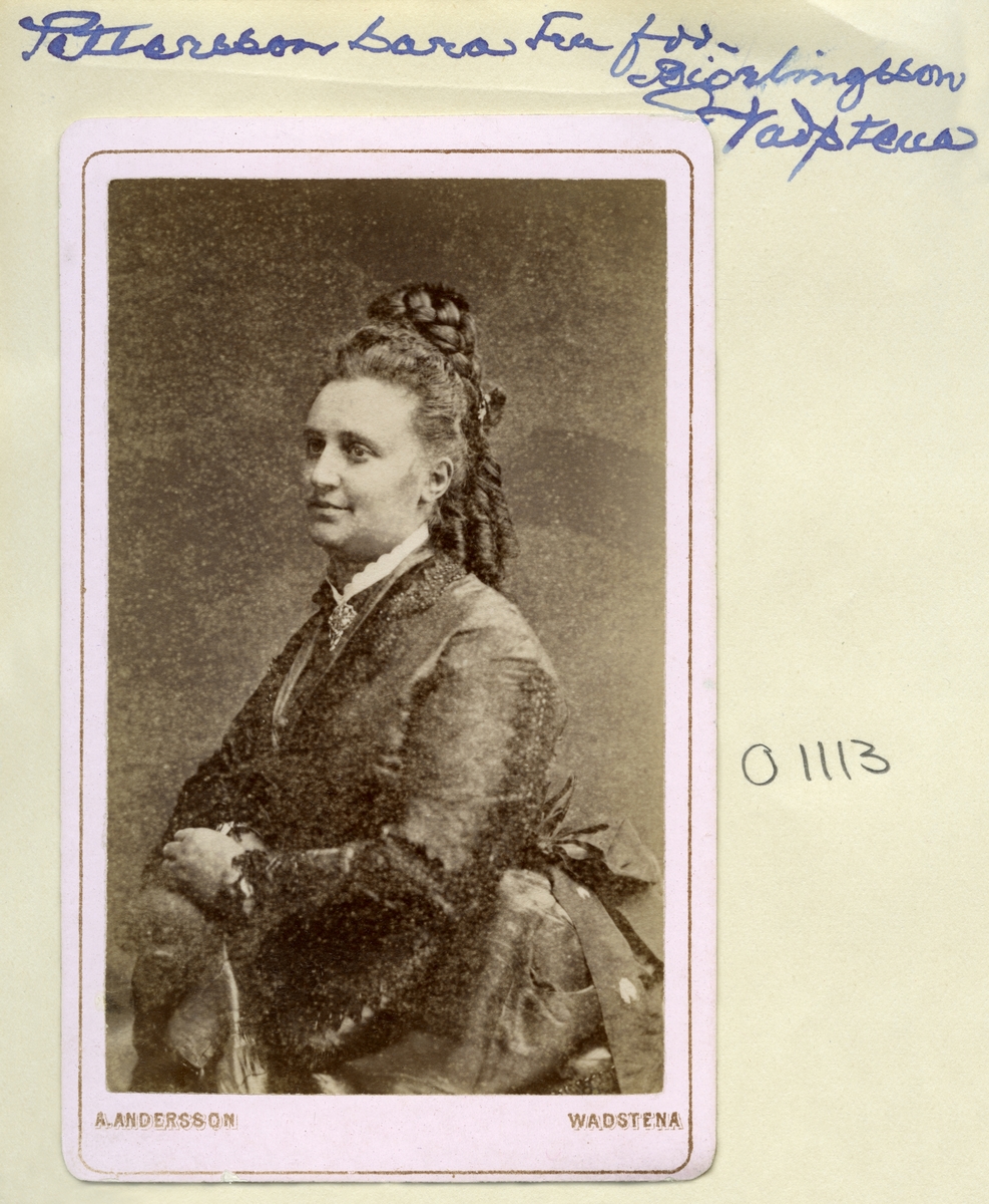 Medtaget porträtt av Sara Margareta Pettersson, född Björlingsson. Gift 1865 med bankbokhållare Per Alfred Pettersson i Vadstena.