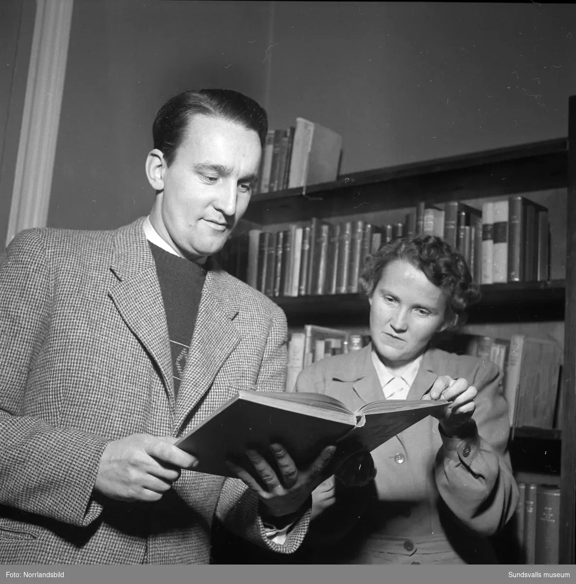 Stig Drüséus hittar rätt litteratur med hjälp av bibliotekarie Yrsa Montelin på Stadsbiblioteket i Sundsvall.