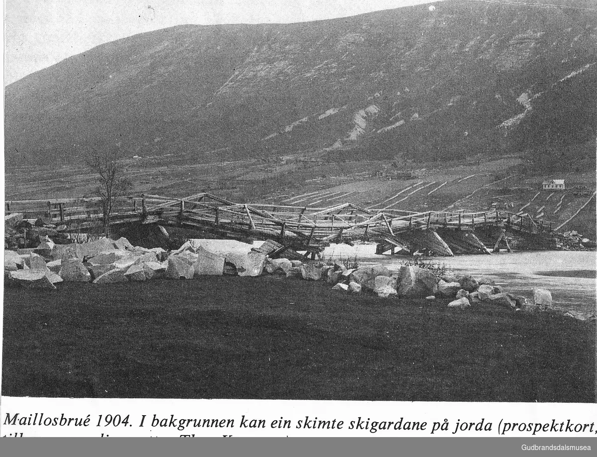 Gamle Marlo bru 1904. Skigardar i Stensgård og Marlosøygarden i bakgrunnen