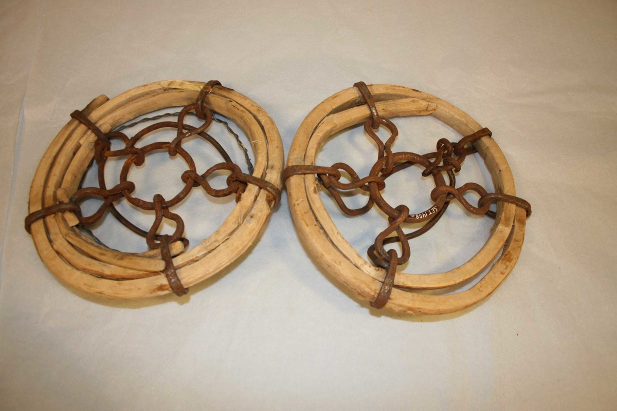 Tilnærma sirkulære. Ytste ringen laga av tregjorder. Fest saman med inste ringen av jern med 5 jernlykkjer. 2 jernbøylar til å feste på hoven.

