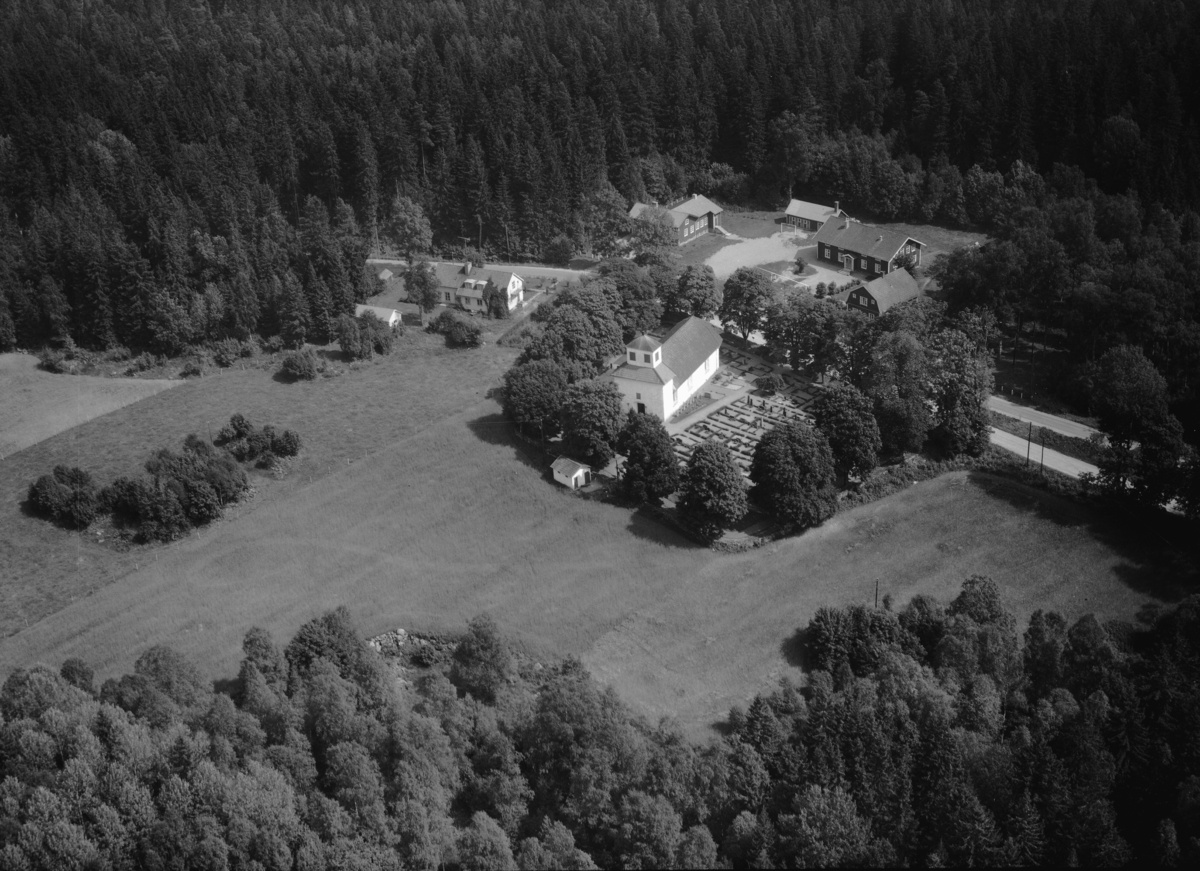 Flygfoto över Dannäs i mitten av bilden ser man Dannäs kyrka i Värnamo kommun, Jönköpings län. 1127/1963