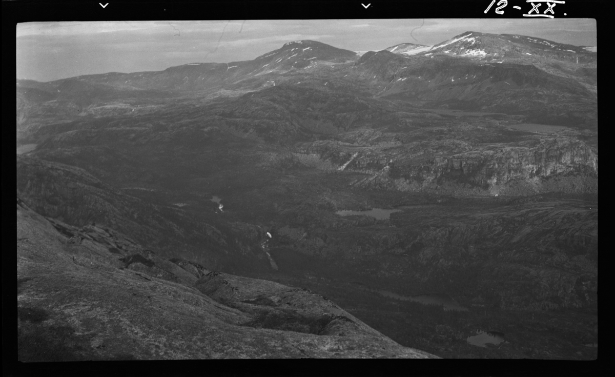 Tatt fra Gråfjellet. Nordfjordelva. Storskogvatnet synlig ytterst til venstre. Riksrøys 242 skal ligge på den høyeste fjelltoppen i bildet (Rago, på høyre side)