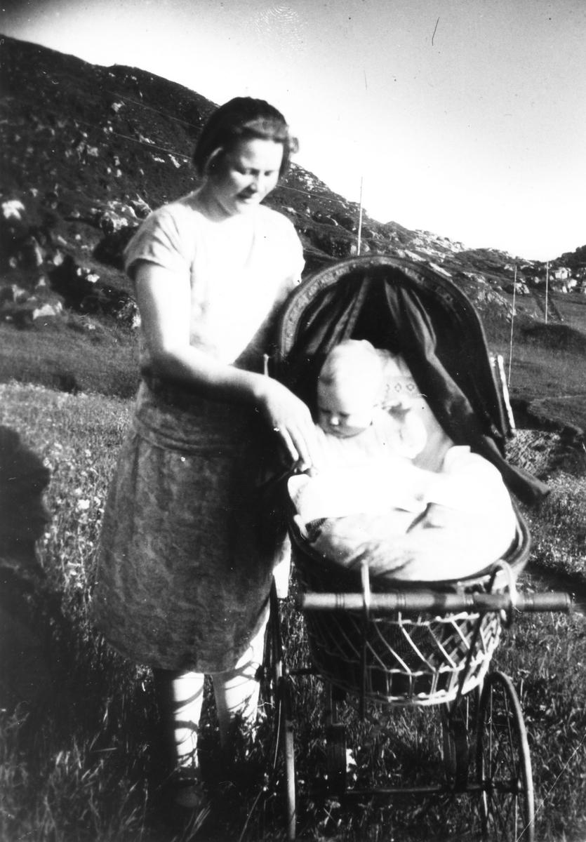 Helga Danielsen, Bø, f. 1909 med sønnen Knut Wedø, f. 1930.