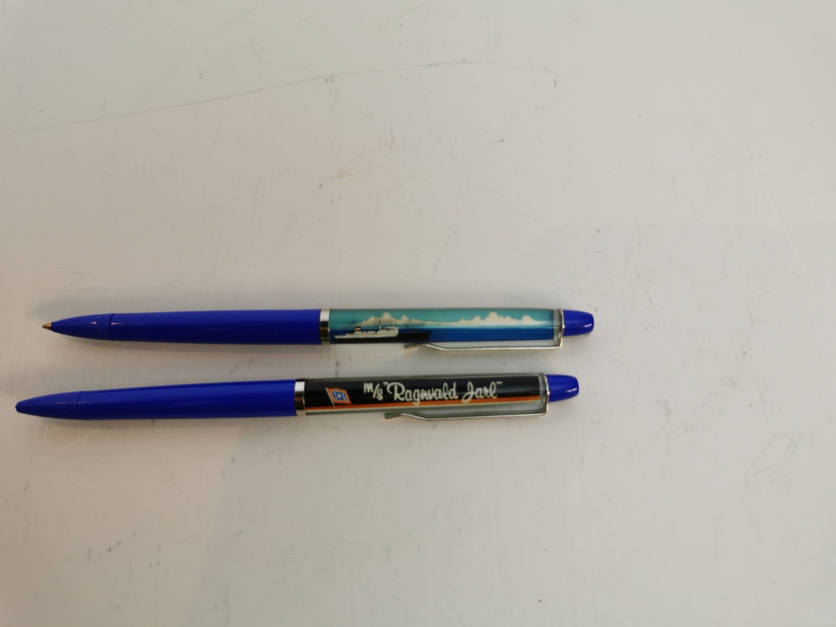 Plastikk penn med modell av M/S "Ragnvald Jarl" flytende frem og tilbake inne i pennskaftet. Metall hempe for å feste i pennen til eventuelt en lomme. Nede på pennen kan du skru pennspissen ut og inn.