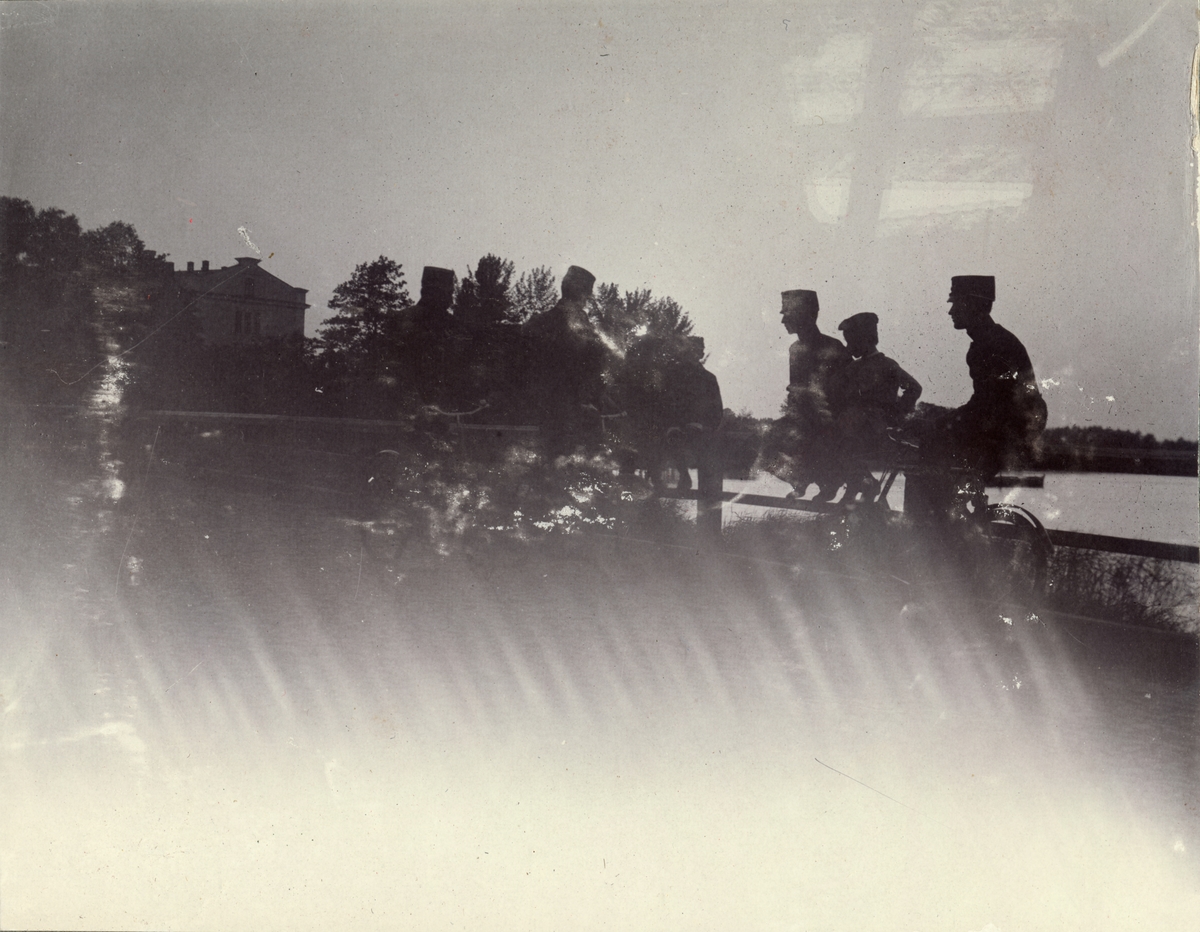 Soldater från Fortifikationen rastar under cykeltur.