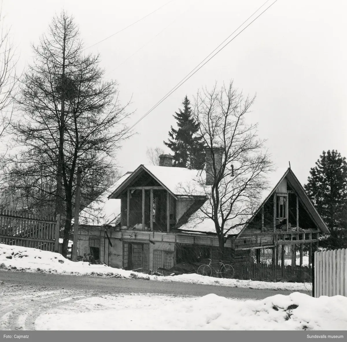 Urmakare Ludvig Björnströms före detta bostadshus i stadsbacken. Husen låg nedanför Villa Ludvigsberg intill Baldersvägen. Första bilden är tagen tidigare år 1950. De två följande visar rivningen 1954.