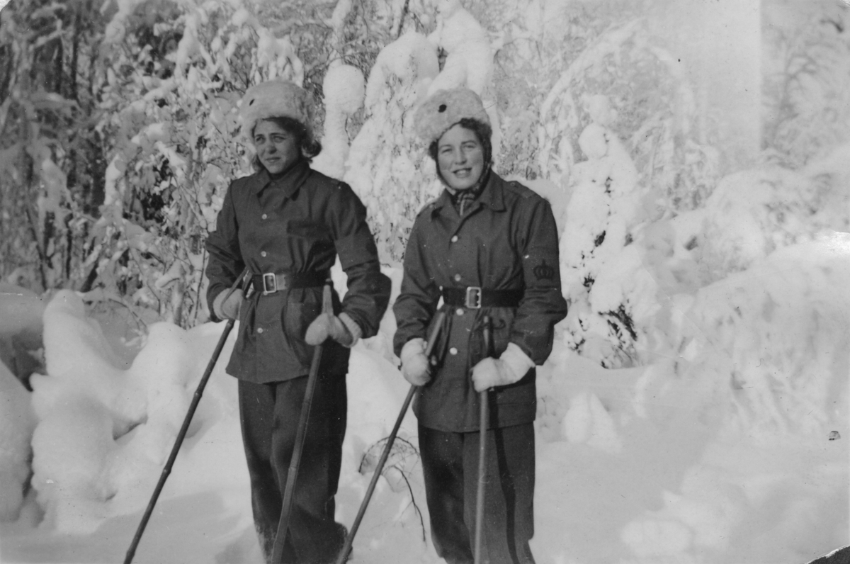 Två luftbevakare i uniform på skidtur i fjällen, 1942. Till vänster Inger (efternamn okänt), till höger Karin Nordberg. Luftbevakarna tillhörde 91:a ls-kompaniet i Tellejåkk, Kåbdalis under beredskapsåren.