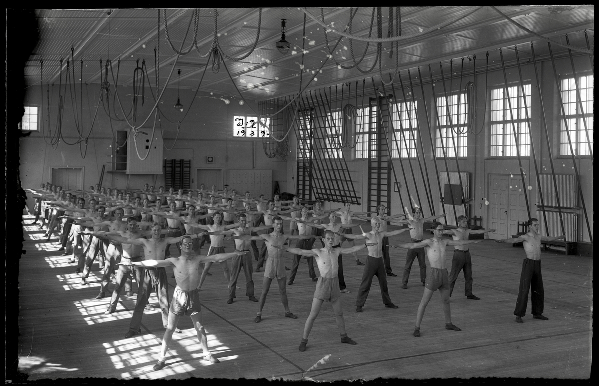 Gymnastik för I 9 i gymnastiksal - Västergötlands museum / DigitaltMuseum