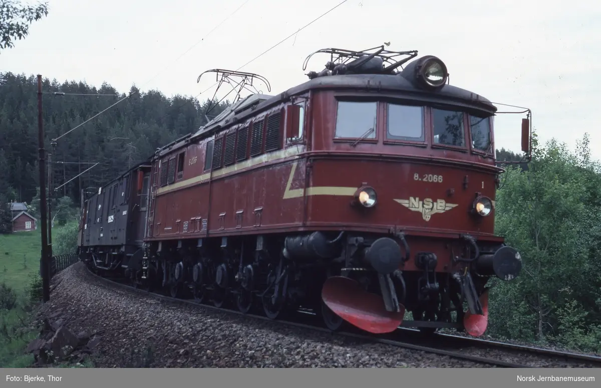 Elektrisk lokomotiv El 8 2066 med ekstratog for NJK ved Hengselven bru