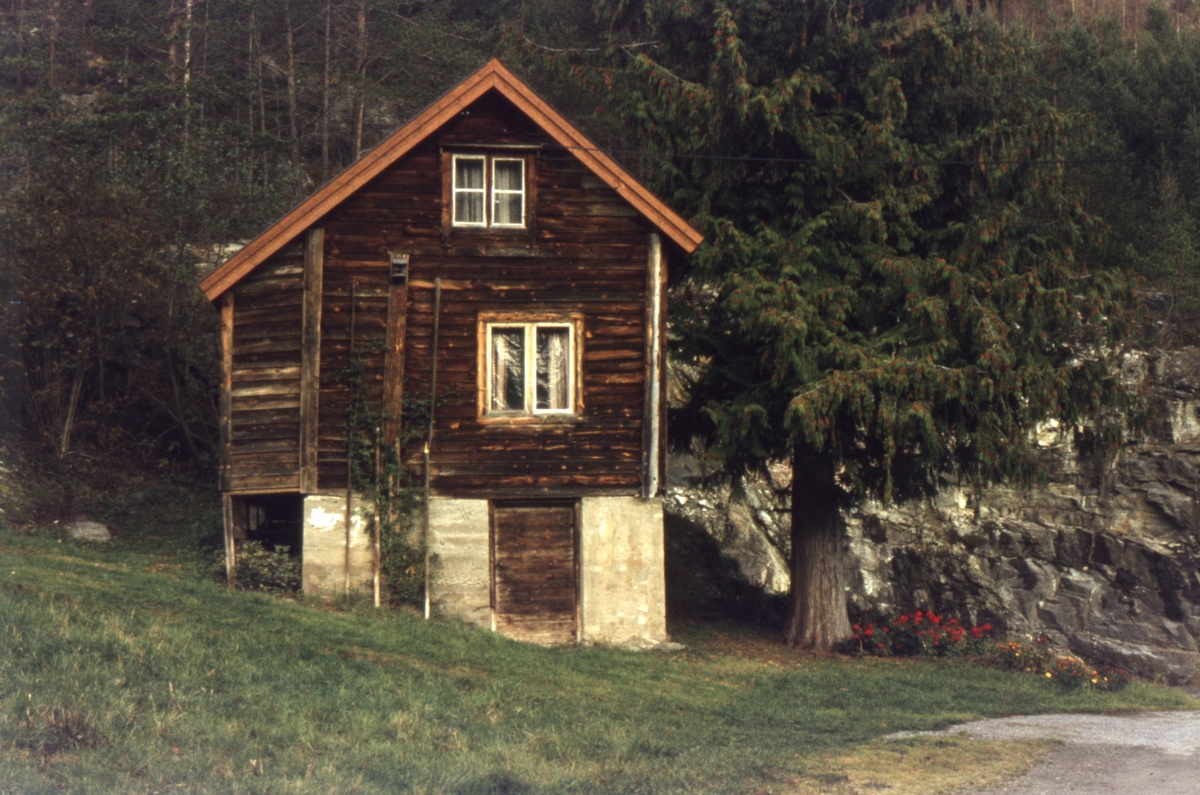 Dokumentasjonsbilder av ei eldre bygning i Valldal, Norddal.