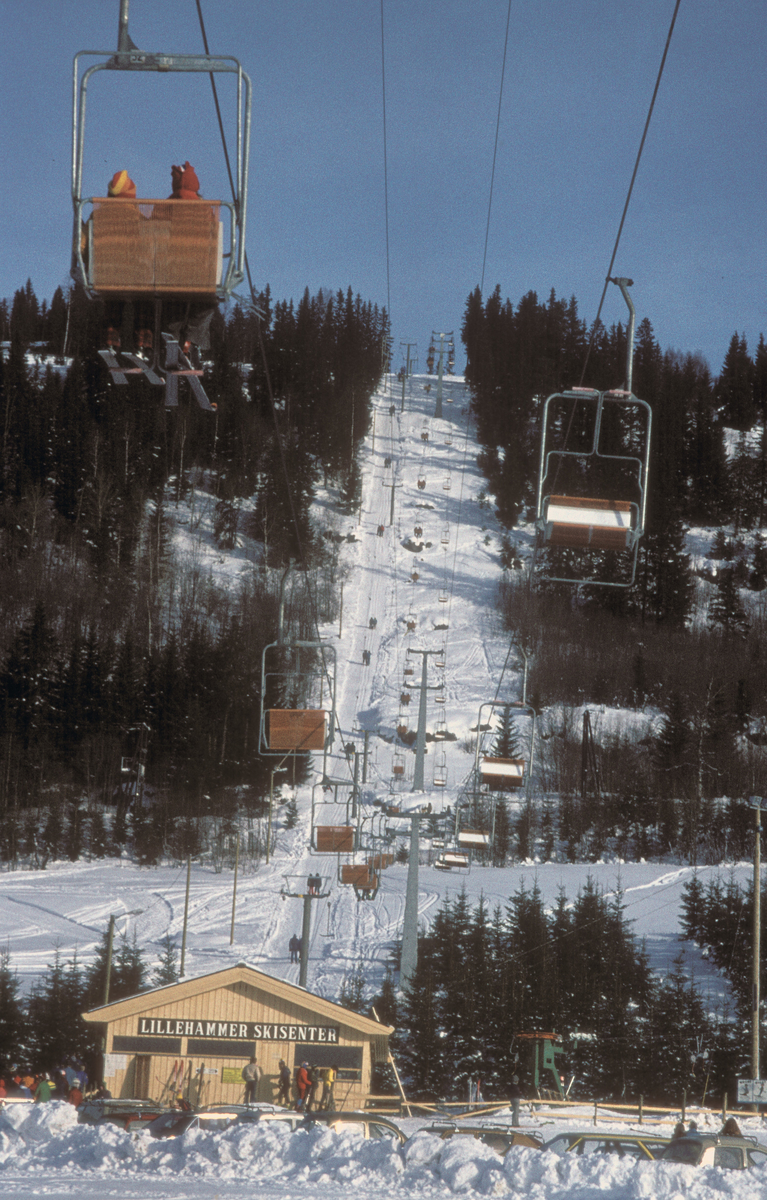 Lillehammer skisenter med stolheisen, vinterbilde