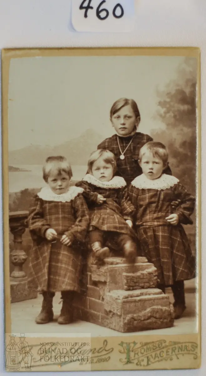 Portrett av fire barn. Ukjente.