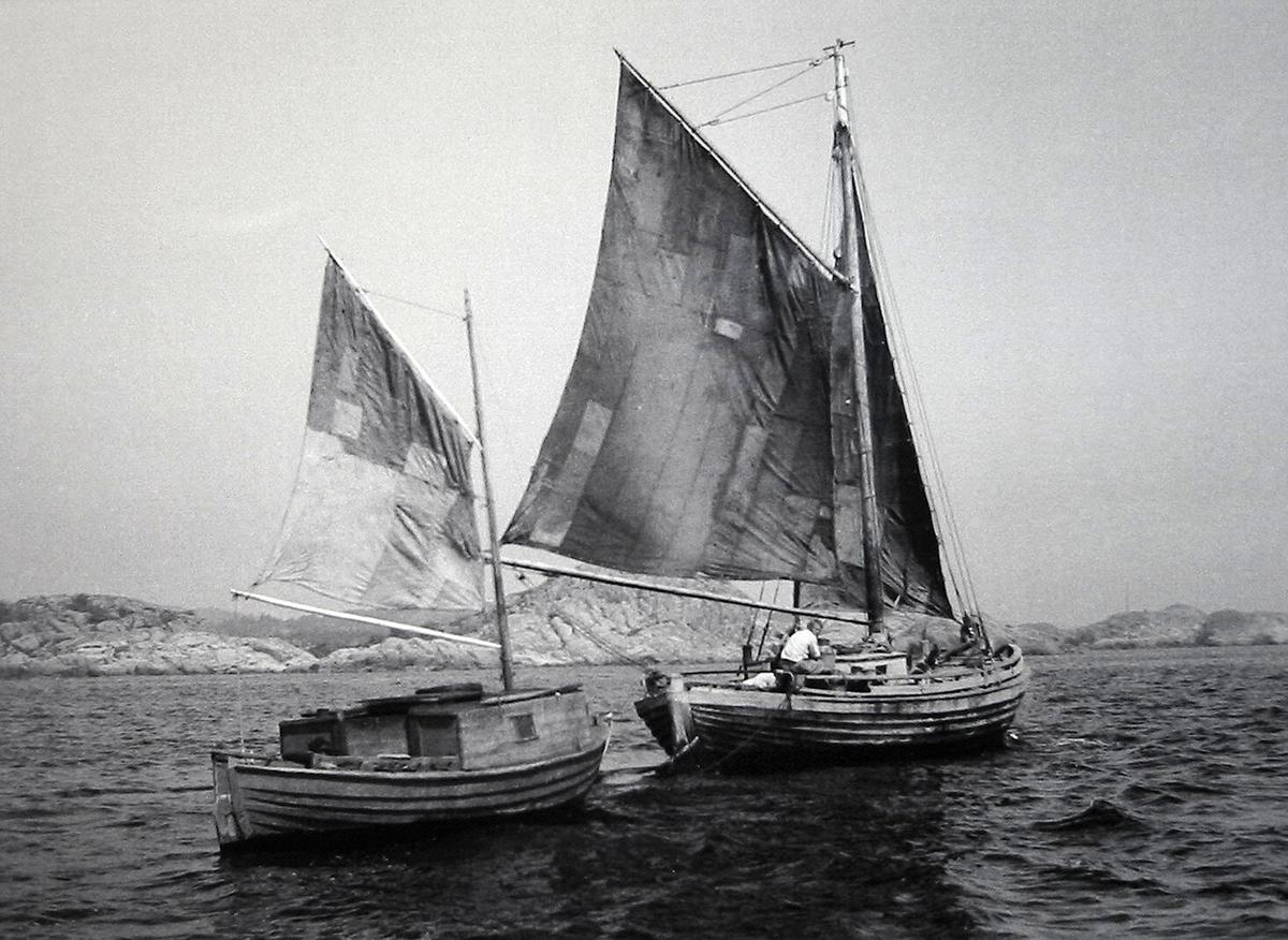 To skøyter med vind i seilene. Ca. 1947. Familien Bredesen et sted mellom Mandal og Brevik.