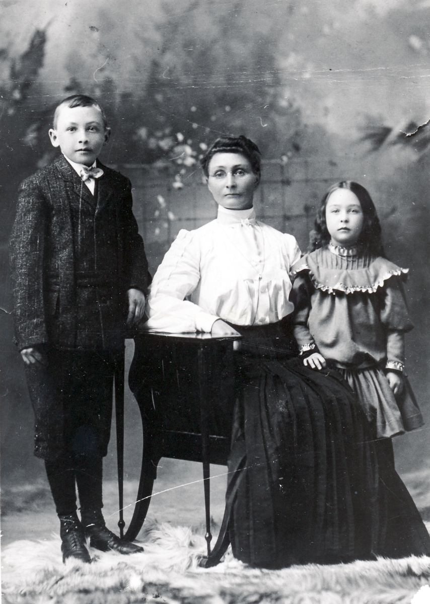 Atelierportrett av Marie Andersen fra Grunnfarnes med sine to barn.